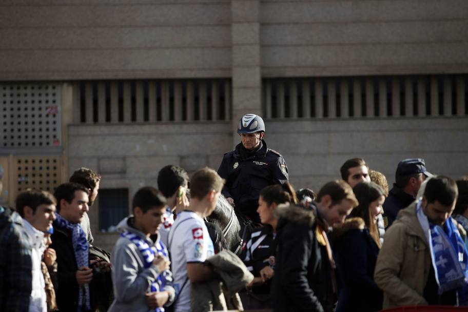 Tifosi guardati a vista dagli agenti (Reuters)
